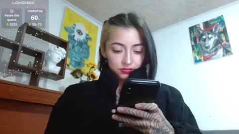 Snapshot of _zoebakers chatting on 02/13/25, 10:33 Zoe  online show from 02/13/25, 10:33