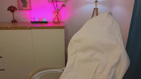 Snapshot of a11ice chatting on 02/19/26, 12:23 Denis online show from 02/19/26, 12:23