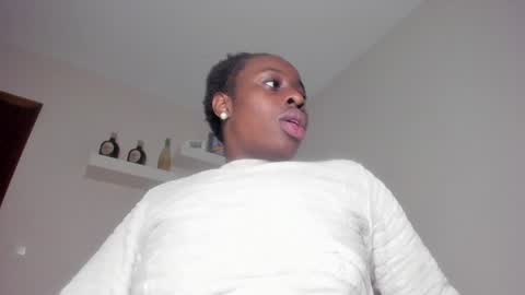 Snapshot of aafricaaa chatting on 12/23/24, 01:45 Sara online show from 12/23/24, 01:45