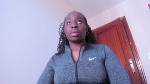 Snapshot of aafricaaa chatting on 02/05/25, 11:44 Sara online show from 02/05/25, 11:44