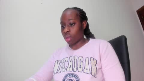 Snapshot of aafricaaa chatting on 02/07/25, 10:40 Sara online show from 02/07/25, 10:40