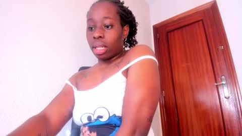 Snapshot of aafricaaa chatting on 02/14/25, 10:59 Sara online show from 02/14/25, 10:59