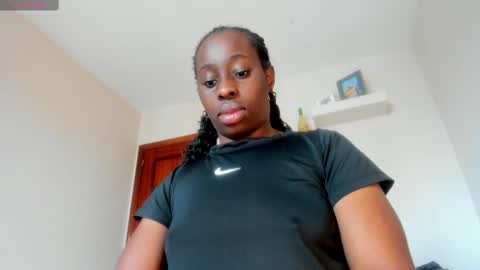 Snapshot of aafricaaa chatting on 02/20/25, 11:20 Sara online show from 02/20/25, 11:20