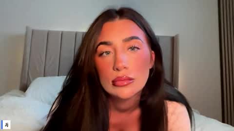 Snapshot of aaliyahhlove chatting on 02/17/26, 11:11 Aaliyah online show from 02/17/26, 11:11