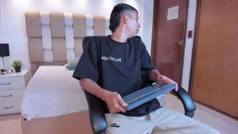 Aaron online show from 04/11/26, 08:02