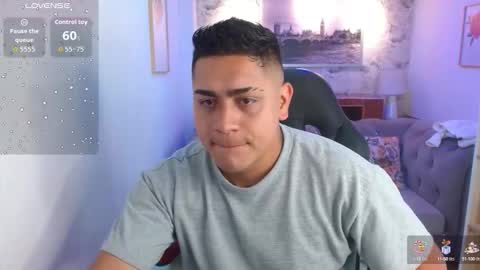 Snapshot of aaronn_12 chatting on 09/19/25, 12:17 Aaron online show from 09/19/25, 12:17