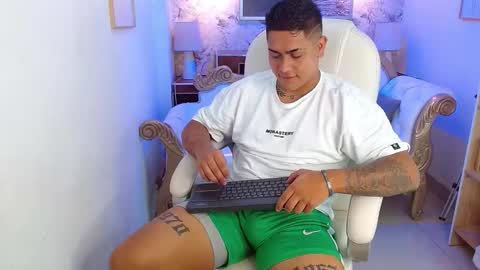 Snapshot of aaronn_12 chatting on 12/02/25, 11:26 Aaron online show from 12/02/25, 11:26