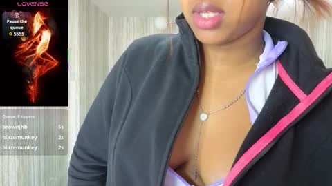 Snapshot of abby_t_ chatting on 10/17/25, 02:37 abby online show from 10/17/25, 02:37