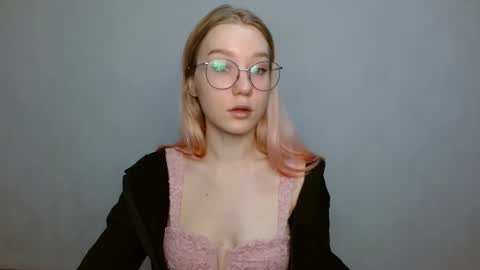 Snapshot of abbymoore__ chatting on 01/04/25, 09:21 Abby Lovense is active online show from 01/04/25, 09:21