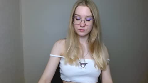 Snapshot of abbymoore__ chatting on 01/19/26, 02:21 Abby Lovense is active online show from 01/19/26, 02:21