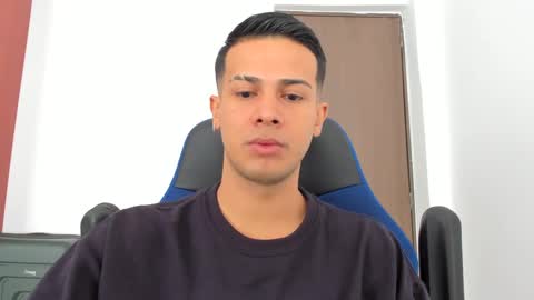 Independence model AbelAsburgo online show from 12/17/24, 03:17