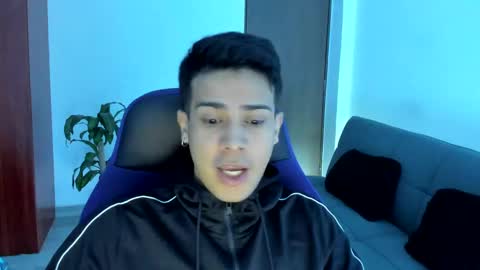 Independence model AbelAsburgo online show from 11/17/25, 12:49