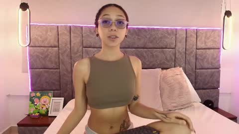 Snapshot of abril_lee__ chatting on 10/24/25, 06:59  Abril  online show from 10/24/25, 06:59