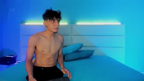 Snapshot of abrilandjulian chatting on 03/03/26, 11:38 Abril and Julian online show from 03/03/26, 11:38