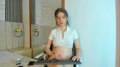 Snapshot of abrillrose chatting on 04/19/26, 02:44 Natalia online show from 04/19/26, 02:44