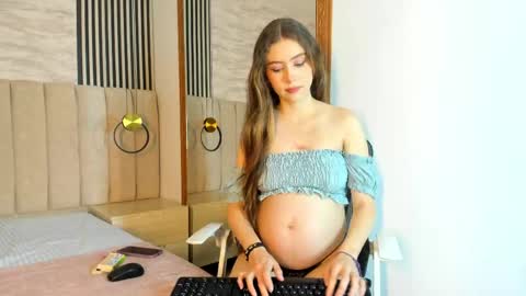 Snapshot of abrillrose chatting on 05/19/26, 04:41 Natalia online show from 05/19/26, 04:41