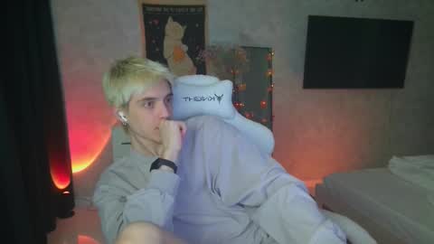 Snapshot of abslut chatting on 10/17/25, 01:46 Nick online show from 10/17/25, 01:46