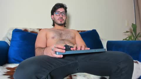 Snapshot of ackerman_eren_ chatting on 01/12/25, 06:27 R. online show from 01/12/25, 06:27