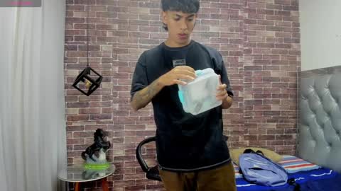 Snapshot of adamcoox chatting on 12/28/24, 10:25 Adam online show from 12/28/24, 10:25