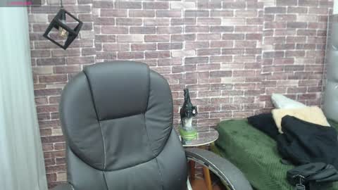 Snapshot of adamcoox chatting on 01/12/25, 04:18 Adam online show from 01/12/25, 04:18