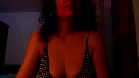 Snapshot of addicted2uts chatting on 11/04/25, 12:04 amy online show from 11/04/25, 12:04