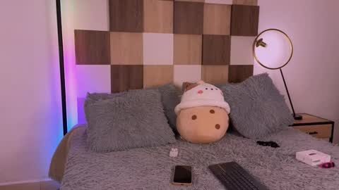 Snapshot of adele_carter_ chatting on 11/10/25, 11:31 Andrea online show from 11/10/25, 11:31