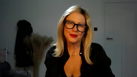 adelemilf40 online show from 10/23/25, 06:28