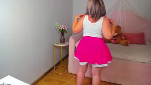 Snapshot of adeleravelle chatting on 07/07/26, 06:47 AdeleRavelle online show from 07/07/26, 06:47