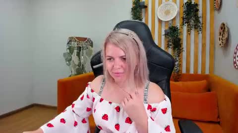 Snapshot of adeleravelle chatting on 07/16/26, 05:13 AdeleRavelle online show from 07/16/26, 05:13