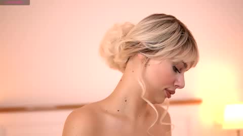 Snapshot of adelineking chatting on 09/29/25, 01:44 Ade online show from 09/29/25, 01:44