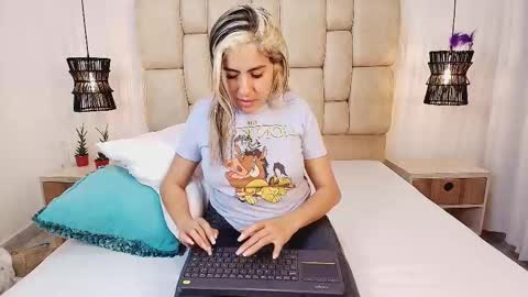 AdharaSmithh online show from 02/11/25, 10:07