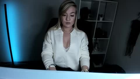 Snapshot of adrenalinlaura chatting on 11/14/25, 06:34 AdrenalinLaura online show from 11/14/25, 06:34