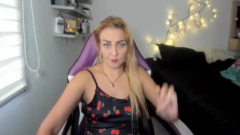 Snapshot of adrianapdes chatting on 07/27/26, 01:07 Adriana Paredes online show from 07/27/26, 01:07