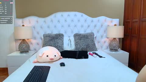 Snapshot of agatha_lenon chatting on 12/14/24, 07:46 Agatha online show from 12/14/24, 07:46