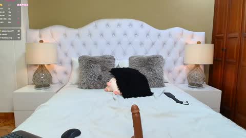 Snapshot of agatha_lenon chatting on 01/30/25, 10:41 Agatha online show from 01/30/25, 10:41