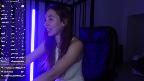 Snapshot of agelina_summer chatting on 01/01/25, 10:46 Agelina Lilly Laura online show from 01/01/25, 10:46