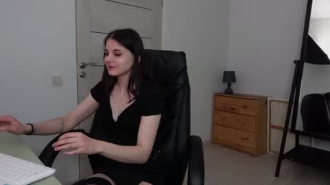 Snapshot of agelina_summer chatting on 01/04/25, 11:38 Agelina Lilly Laura online show from 01/04/25, 11:38