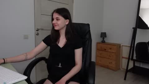 Snapshot of agelina_summer chatting on 01/05/25, 02:38 Agelina Lilly Laura online show from 01/05/25, 02:38