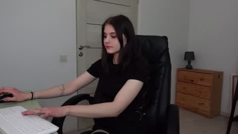 Snapshot of agelina_summer chatting on 01/05/25, 09:14 Agelina Lilly Laura online show from 01/05/25, 09:14