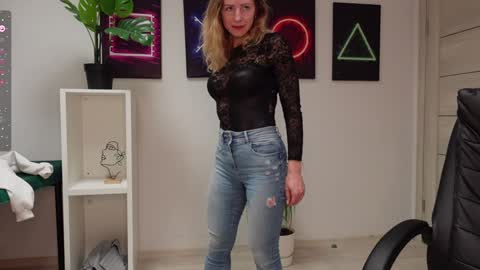 Snapshot of agelina_summer chatting on 02/26/25, 07:20 Agelina Lilly Laura online show from 02/26/25, 07:20