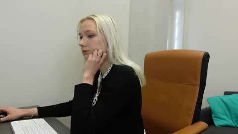 Agelina Lilly Laura online show from 04/26/26, 06:11