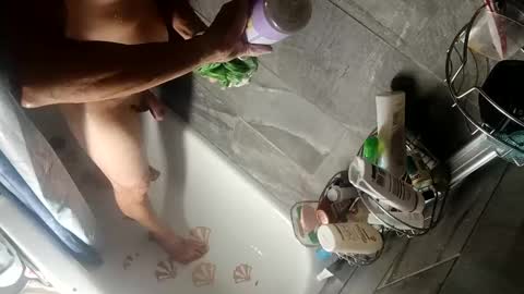 Snapshot of ahappyhippie chatting on 12/19/24, 11:39 ahappyhippie online show from 12/19/24, 11:39