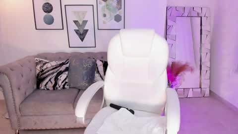 AIDA ADAMS online show from 01/12/25, 11:15