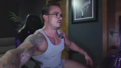 Snapshot of aidenlivex chatting on 11/18/25, 01:22 aidenlivex online show from 11/18/25, 01:22