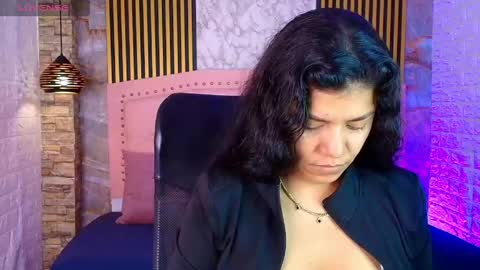 Snapshot of aisha__cambell chatting on 05/21/26, 11:17 aisha__cambell online show from 05/21/26, 11:17