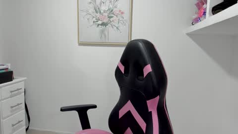 Snapshot of aitana05 chatting on 09/22/25, 06:37 VALENTINA independent online show from 09/22/25, 06:37