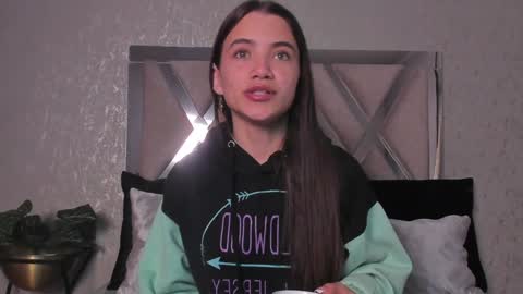 Snapshot of aitana_baker_ chatting on 02/06/25, 12:05 little aitana  online show from 02/06/25, 12:05