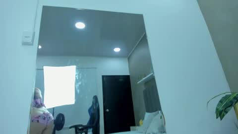Snapshot of aixa_lopezz_ chatting on 04/22/26, 02:03 A I X A online show from 04/22/26, 02:03