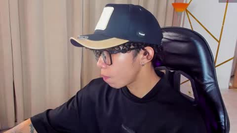 Snapshot of akazaboy chatting on 05/06/26, 05:46 akazaboy online show from 05/06/26, 05:46