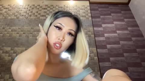 Snapshot of akemi_jp chatting on 10/15/25, 09:37 Akemi online show from 10/15/25, 09:37